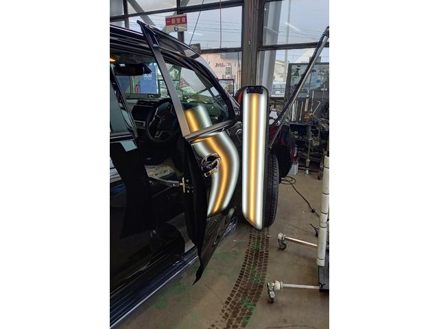 トヨタ ランドクルーザープラドのフロントドアの凹みのデントリペア
