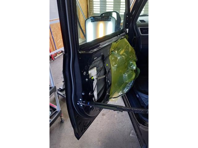 トヨタ ルーミーのフロントドアの凹みのデントリペア