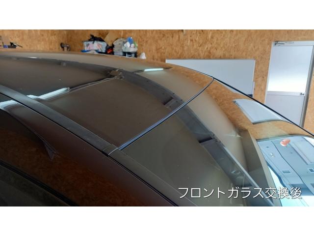 トヨタ ヴェルファイアの飛び石が当たって長くひび割れしたフロントガラス交換