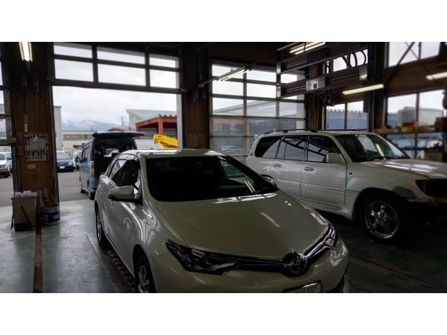 トヨタ オーリスのフロントフェンダーとロッカーパネル2箇所の凹みのデントリペア