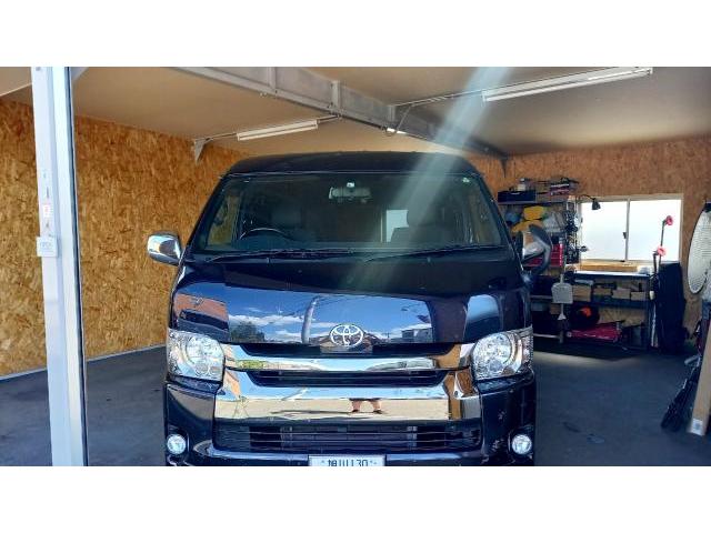 トヨタ ハイエースのフロントドアの凹みのデントリペア