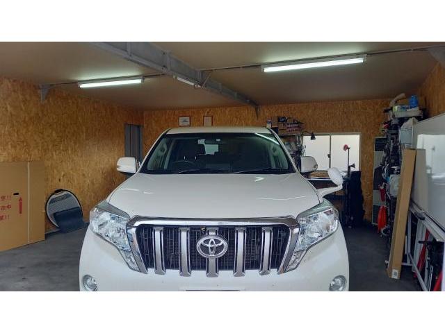 トヨタ ランドクルーザープラドのフロントドアのデントリペア