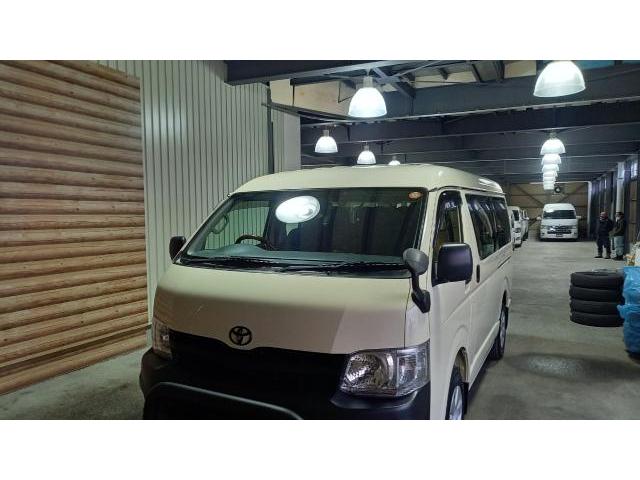 トヨタ ハイエースバンのボンネットの鋭角で深いえくぼのへこみのデントリペア