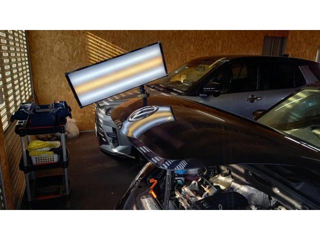 フォルクスワーゲン ビートルのボンネットにできたエクボのへこみのデントリペア