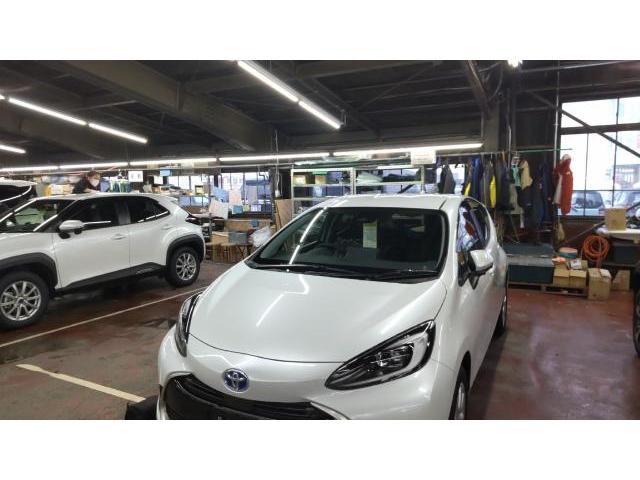 TOYOTA AQUAのフードにできたエクボの凹みのデントリペア