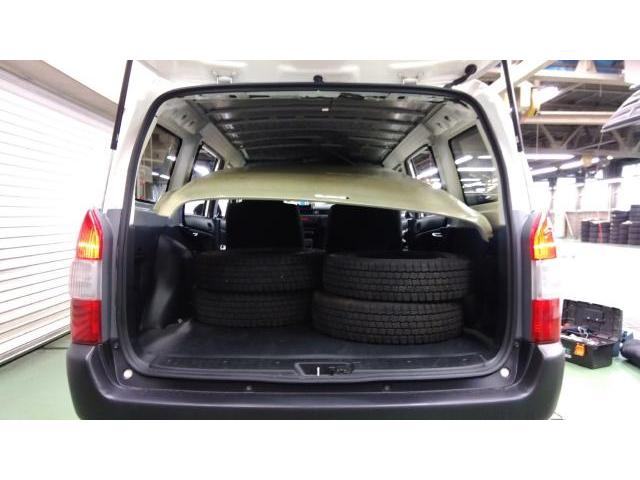 TOYOTA PROBOXのルーフパネルとフードにできた雹害のへこみ複数箇所のデントリペア