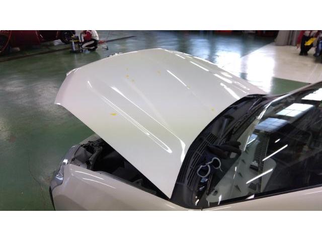 TOYOTA PROBOXのルーフパネルとフードにできた雹害のへこみ複数箇所のデントリペア