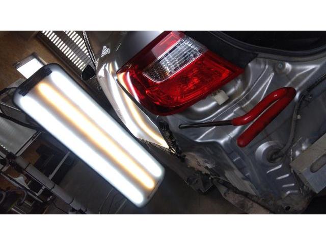 トヨタ カムリのクォーターパネルの大きなへこみのデントリペア