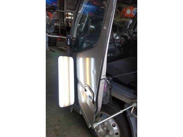 MITSUBISHI FUSO キャンターの助手席ドアにできた横に引きずったへこみをデントリペア