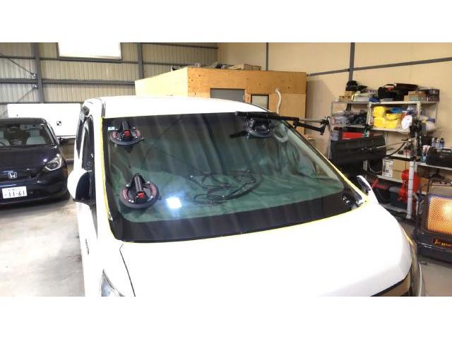 トヨタ ヴェルファイアハイブリッドのフロントガラス交換