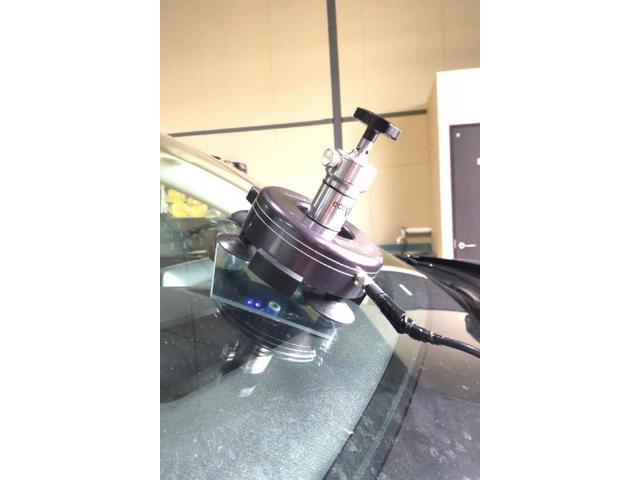 マツダ CX-8の飛び石が当たってひび割れしたフロントガラスのウィンドリペア