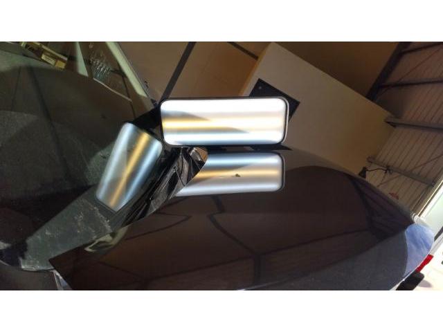 三菱 デリカD5のボンネットのへこみのデントリペア