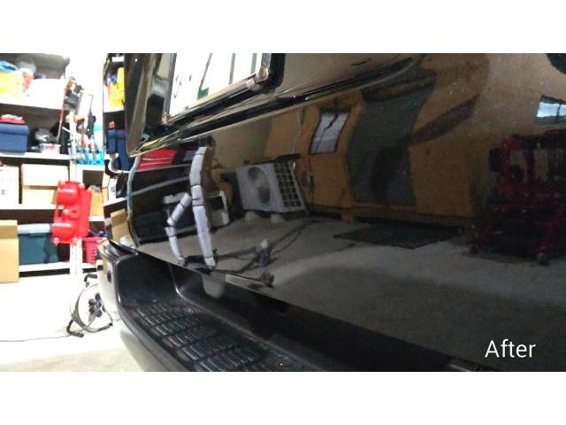 トヨタ ハイエースのバックドアのへこみのデントリペア