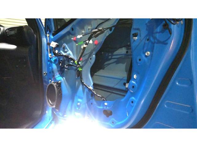 トヨタ ヤリスのフロントのドアパンチのへこみのデントリペア