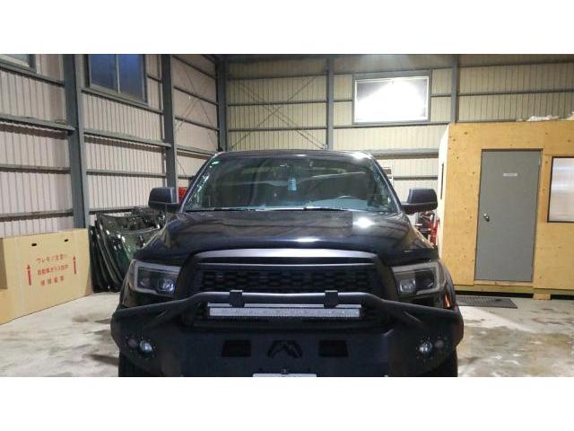 トヨタ タンドラのルーフの複数箇所のへこみのデントリペア