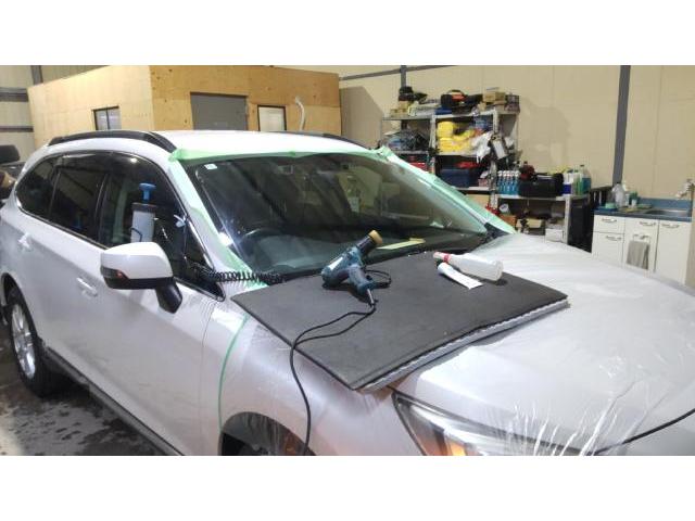 スバル アウトバックのフロントガラスの傷取り研磨