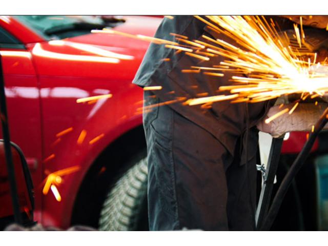 部品交換をせずに新品のような仕上がりを可能にするにはレベルの高い鈑金塗装が必要です