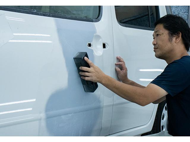 正規部品交換、リサイクルパーツ交換、その他の板金加工などの特徴をお客様にご説明