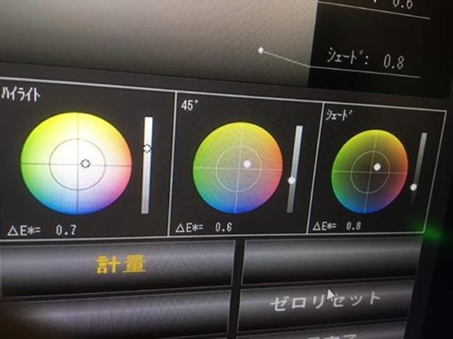 当店では調色カメラで色を測定し　コンピューターが分析、調色します。