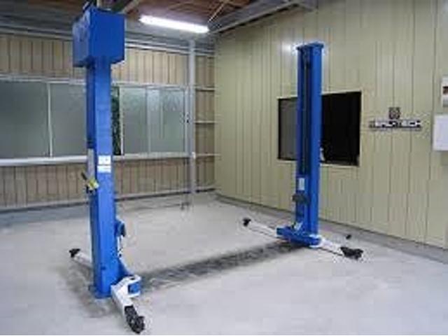 リフト完備。効率よく丁寧に整備、」修理致します。