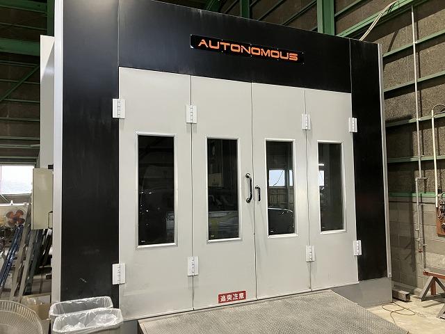 塗装ブース完備。埃や風を避けての塗装が可能。また環境にも配慮しております。