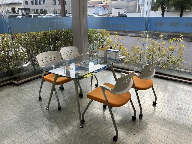 店内はごゆっくりお寛ぎ頂けるスペースとなっております。