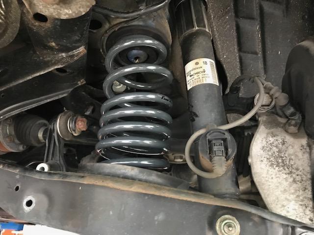 VW ゴルフR ゴルフⅦ ダウンサス取付け ブッシュ1G締め直し VW ゴルフR ゴルフⅦ ダウンサス取付け ブッシュ1G締め直し