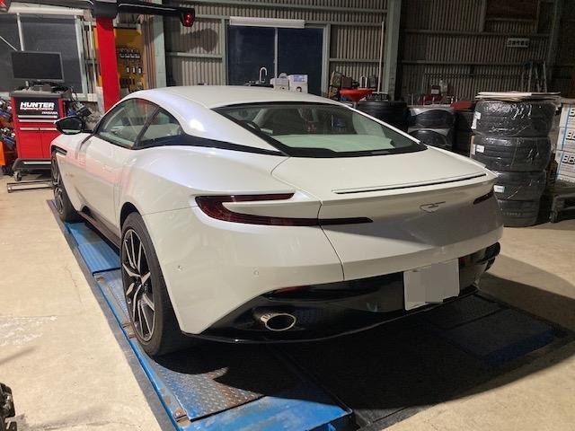 アストンマーティン　ＤＢ１１　タイヤ交換【広島市　安佐北区　アストンマーチン　輸入車整備　ポルシェ　アウディ　ワーゲン　ＢＭＷ　タイヤ持込み交換　安佐南区　西区　東区　南区　中区　安芸区　佐伯区　東広島　西条　呉　三原　山口　島根】　　