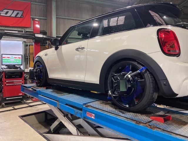 ＢＭＷ　Ｆ５６　ＭＩＮＩ　車高調取付け　車高調整　１Ｇ締め　アライメント調整　光軸調整【広島市　輸入車整備　安佐北区　安佐南区　西区　東区　南区　中区　安芸区　佐伯区　安芸高田　東広島　西条　呉　三原　福山　岡山　山口　島根　岩国　周南】　