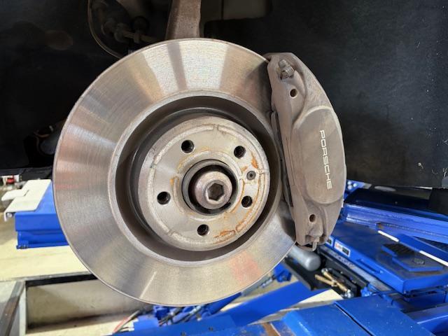 ポルシェ　マカン　ブレーキパッド交換　ブレーキ鳴き修理【広島ポルシェ修理　広島ポルシェ整備　広島輸入車整備　広島輸入車修理　安佐北区　安佐南区　西区　東区　南区　中区　安芸区　佐伯区　安芸高田　東広島　西条　呉　山口　島根　岡山　福山】　