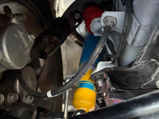 ２００系ハイエース　ローダウン　ショックアブソーバー交換　強化トーションバー取付け　ロワリングブロック取付け　３Ｄ４輪アライメント調整　光軸調整【広島　安佐北区　安佐南区　西区　東区　南区　中区　安芸区　佐伯区　安芸高田　山口　島根】