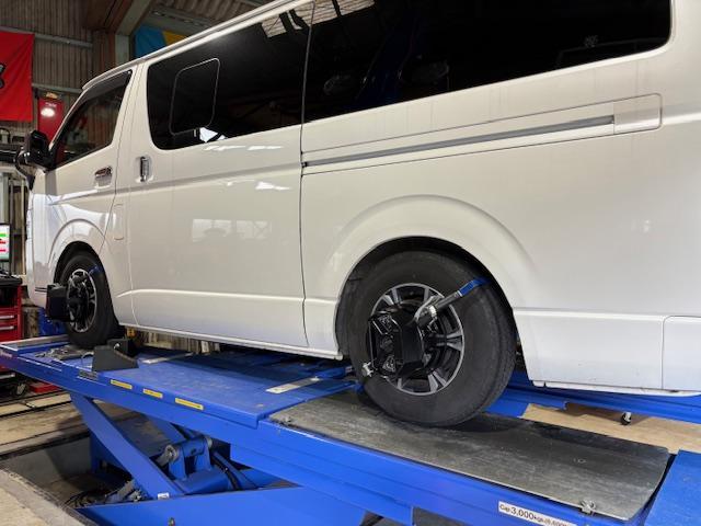 ２００系ハイエース　ローダウン　ショックアブソーバー交換　強化トーションバー取付け　ロワリングブロック取付け　３Ｄ４輪アライメント調整　光軸調整【広島　安佐北区　安佐南区　西区　東区　南区　中区　安芸区　佐伯区　安芸高田　山口　島根】