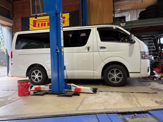 ２００系ハイエース　ローダウン　ショックアブソーバー交換　強化トーションバー取付け　ロワリングブロック取付け　３Ｄ４輪アライメント調整　光軸調整【広島　安佐北区　安佐南区　西区　東区　南区　中区　安芸区　佐伯区　安芸高田　山口　島根】