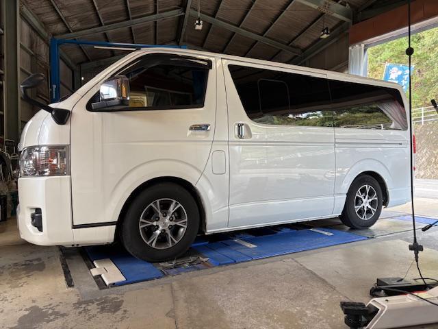 ２００系ハイエース　ローダウン　ショックアブソーバー交換　強化トーションバー取付け　ロワリングブロック取付け　３Ｄ４輪アライメント調整　光軸調整【広島　安佐北区　安佐南区　西区　東区　南区　中区　安芸区　佐伯区　安芸高田　山口　島根】