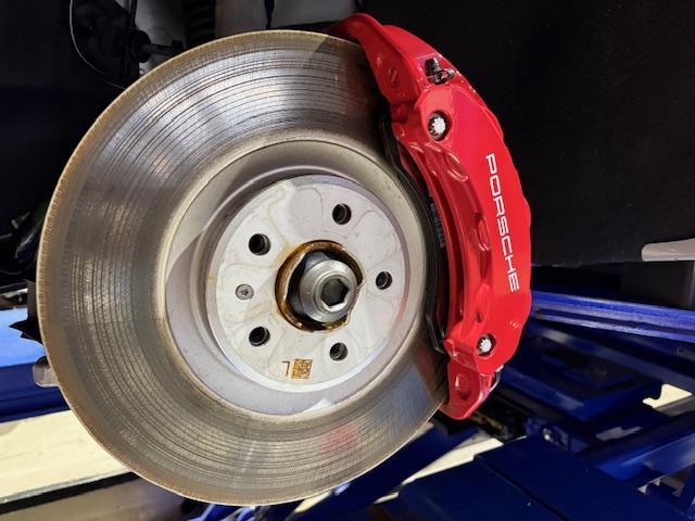 ポルシェ　マカンＳ　ブレーキパッド交換　低ダストパッド取付け　エキゾーストバルブコントローラー取付け　マフラー音量アップ【広島　ポルシェ修理　ポルシェ整備　輸入車整備　輸入車修理　安佐北区　安佐南区　西区　東区　南区　中区　山口　島根】　　