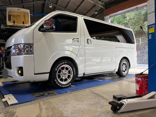 ２００系ハイエース　ローダウン　ロワリングブロック取付け　４輪アライメント調整　ヘッドライト光軸調整【広島　安佐北区　安佐南区　西区　東区　南区　中区　安芸区　佐伯区　安芸高田　東広島　西条　呉　三原　福山　山口　島根　アライメント安い】