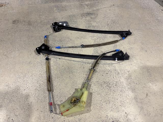 ポルシェ　９８７ボクスター　パワステオイル漏れ修理　パワーウィンドーレギュレーター交換　ブレーキフルード交換【広島ポルシェ修理　広島ポルシェ整備　輸入車カスタム　安佐北区　安佐南区　西区　東区　南区　中区　安芸区　山口　島根　岡山】　　