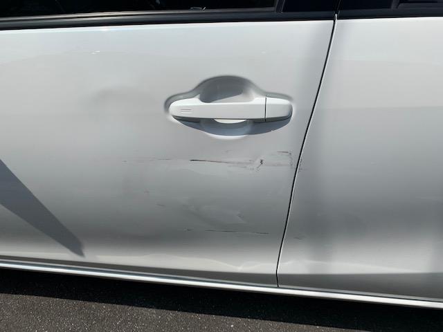 トヨタ　アクア　の左フロントドアの凹み傷