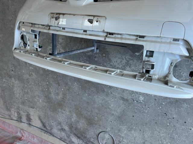 トヨタ　プリウス　ZVW30　のフロントバンパーの傷、修理
