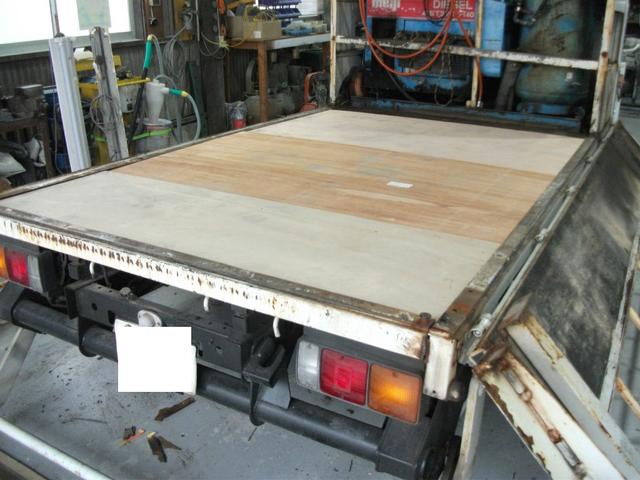 キャンター　床板張替え作業　鉄板張り加工