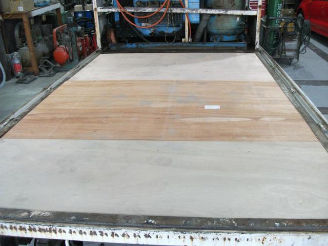 キャンター　床板張替え作業　鉄板張り加工