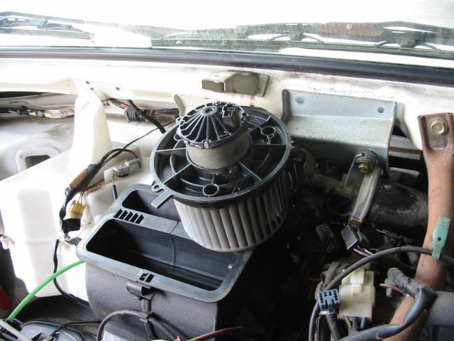 ダイハツ　ハイゼットトラック　ブロアーモーター交換　整備を実施！！遠賀郡遠賀町周辺の車検・整備・修理・ナビ取付・タイヤ取付など、お車の事ならお気軽にご相談下さい！！！