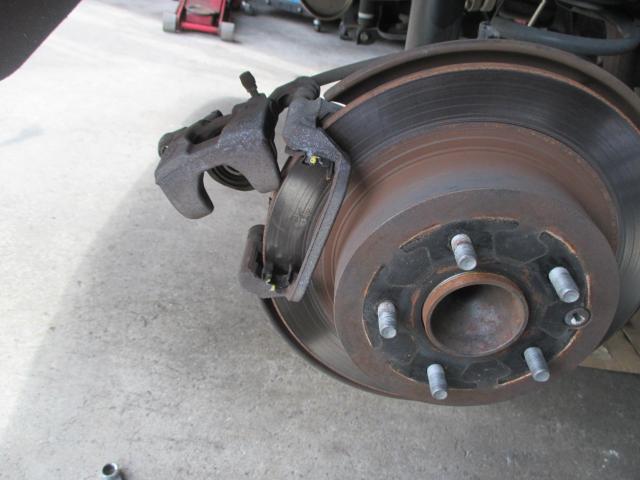 日産　セレナ　車検　タイヤ　ブレーキパットの交換修理を実施　 遠賀郡遠賀町・水巻町・岡垣町・芦屋町・中間市・北九州市八幡西区・鞍手町、宗像市、他の地域のお客大歓迎