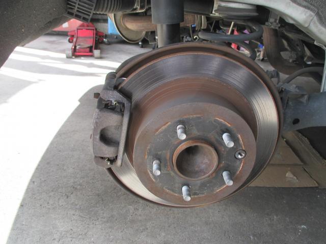 日産　セレナ　車検　タイヤ　ブレーキパットの交換修理を実施　 遠賀郡遠賀町・水巻町・岡垣町・芦屋町・中間市・北九州市八幡西区・鞍手町、宗像市、他の地域のお客大歓迎