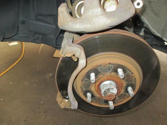 日産　セレナ　車検　タイヤ　ブレーキパットの交換修理を実施　 遠賀郡遠賀町・水巻町・岡垣町・芦屋町・中間市・北九州市八幡西区・鞍手町、宗像市、他の地域のお客大歓迎