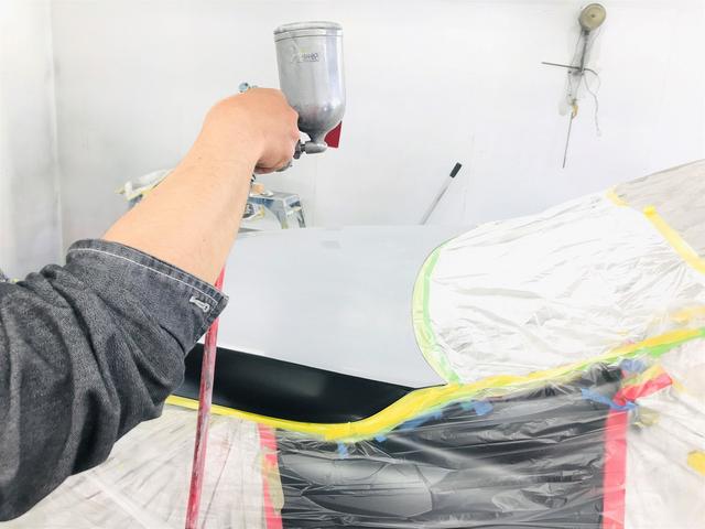 工程３、ボディーカラーに合わせて塗装・仕上げを行います