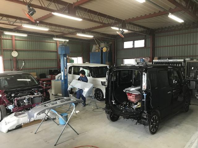 板金塗装やガラスコーティングも承っております！お気軽にご相談ください。