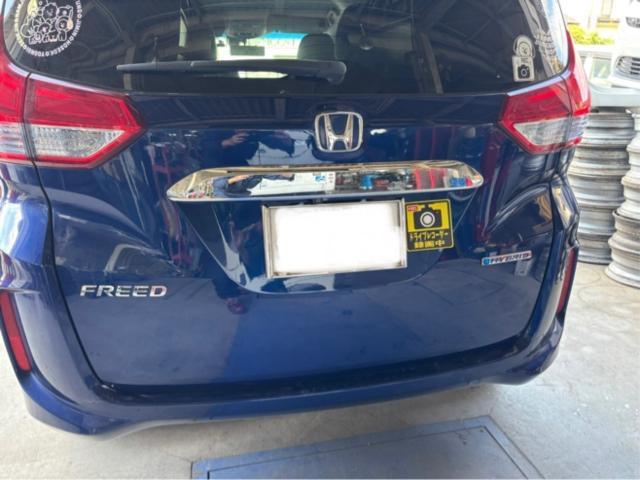 ホンダ　フリードハイブリッド　バックドア鈑金塗装