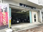 施工中はカーテンを閉めておりますので右手のドアよりお気軽にお入りください。
