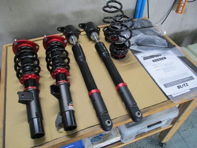 マツダ３　車高調＆レーダー探知機　インストール！【山口県　防府市で持込でのパーツ取付・タイヤ交換・ナビ・ＥＴＣ・ドライブレコーダー等の取付は　タイヤガレージナカムラ　へ！】